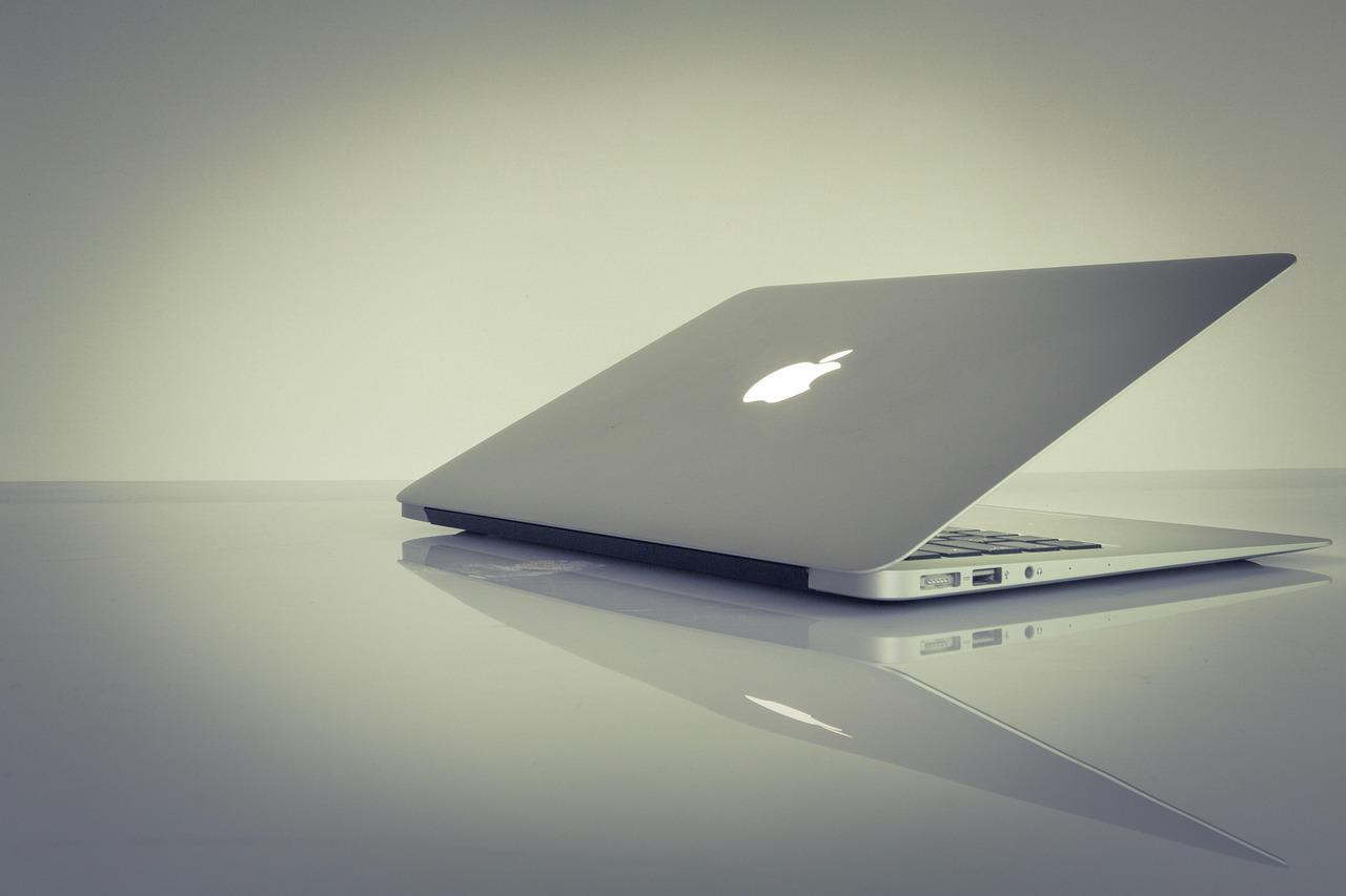 Estudante recebe feedback imediato em tablet