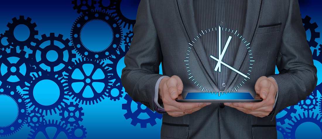 Grupo de alunos aprendendo com materiais criativos