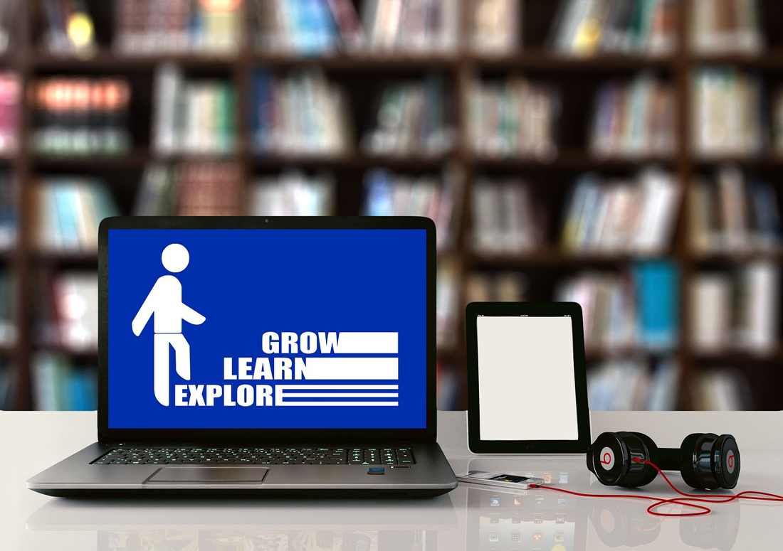 Professor digitando prompts avançados para inglês