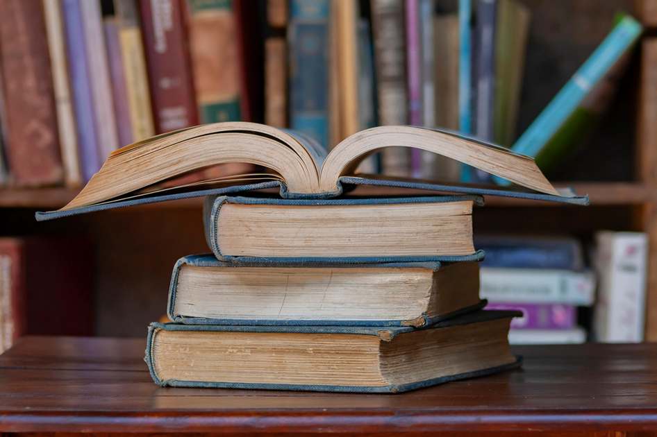 Professora usando tablet para acessar sugestões automáticas de planos de aula e atividades educativas